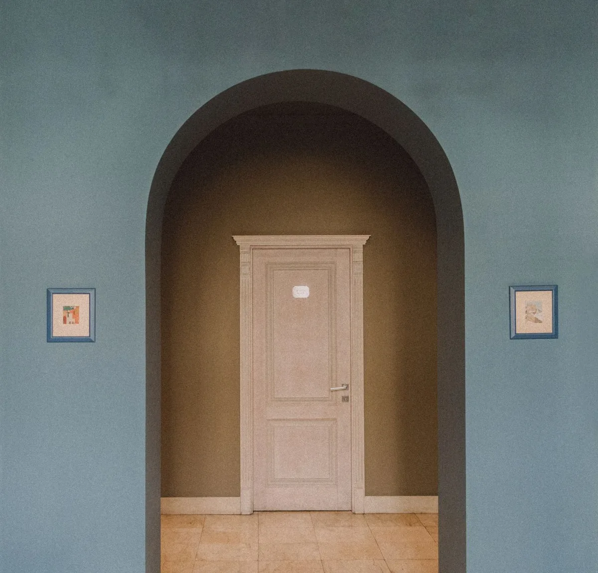 Interior door with clean white casing